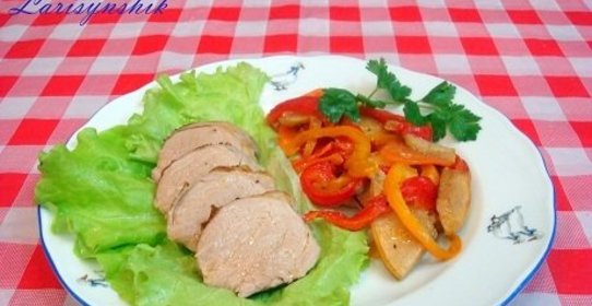 Свинина, запеченная с овощами и айвой