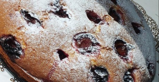 Шарлотка со сливой