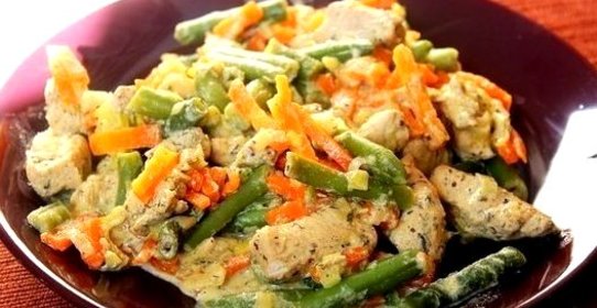 Курица со стручковой фасолью и овощами в сливочном соусе