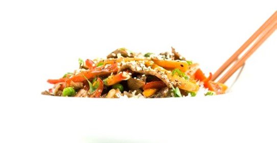 Салат из гороха с беконом и овощами