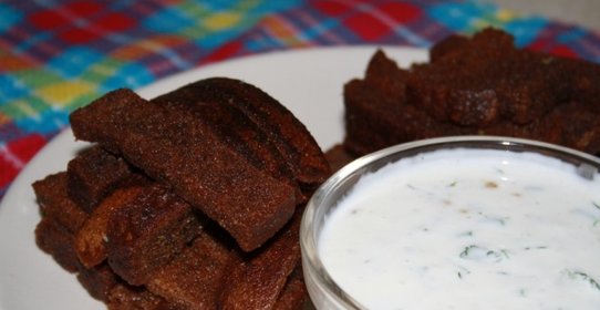 Черные сухарики с йогуртовым соусом