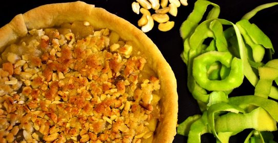 Яблочный пирог с хрустящими орехами кешью