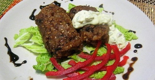Рулетики из ржаных хлебцев с мясным фаршем