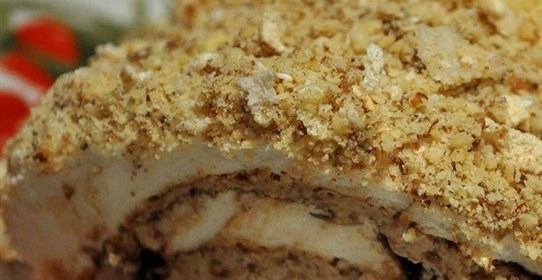 Рулет «Павлова» с кофе и фундуком