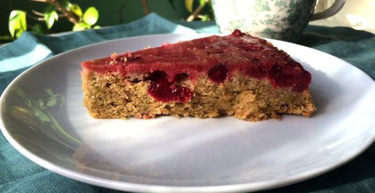 Перевернутый клюквенный пирог с фисташками