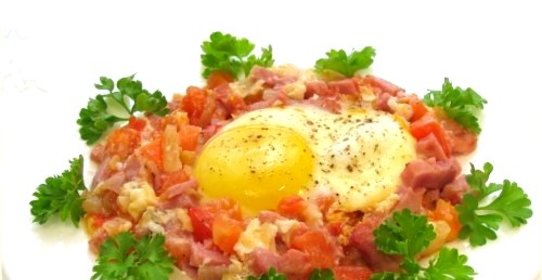 Яичница с помидорами и ветчиной
