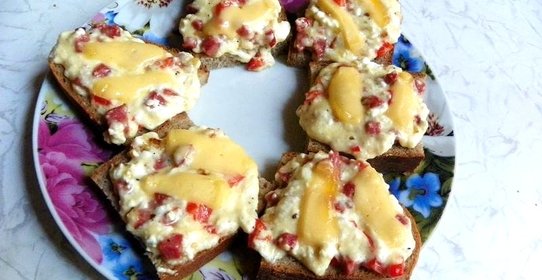 Гренки с творогом колбасой и болгарским перцем