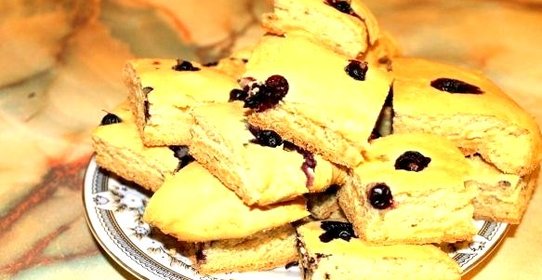 Пирог со смородиной на кефире