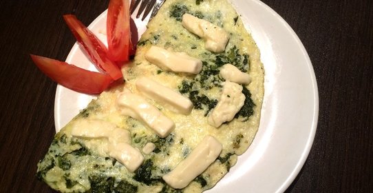 Омлет со сметаной, шпинатом и козьим сыром