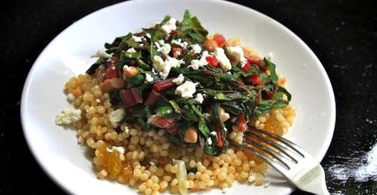 Кус-кус с мангольдом, изюмом и сыром Фета