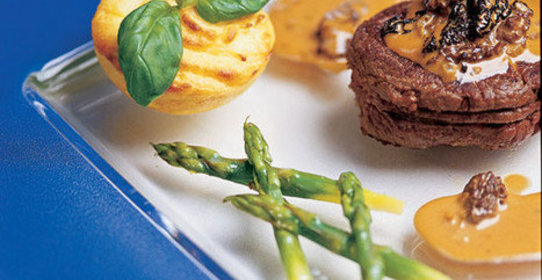 Стейк из говядины со сморчками и картофельным пюре