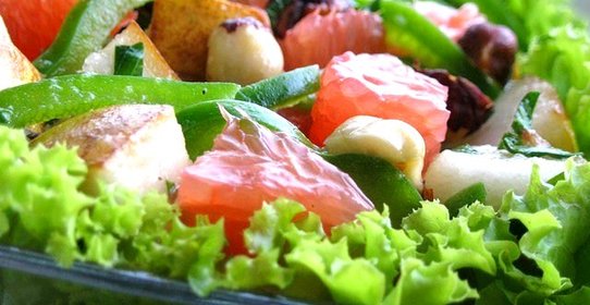 Фруктовый салат с зеленым перцем и фундуком