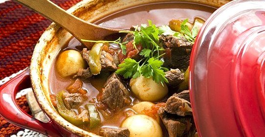 Гуляш по‑венгерски с яичной лапшой