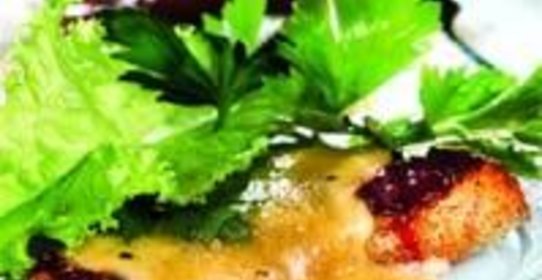 Тост с молодым сыром и клюквой