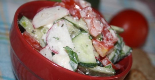 Летний овощной салат с творожной заправкой