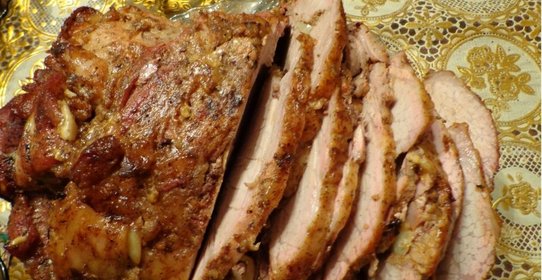 Свинина, запеченная с чесноком