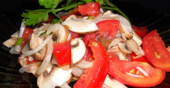 Салат из помидоров и свежих шампиньонов