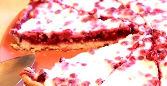 Открытый пирог с брусникой