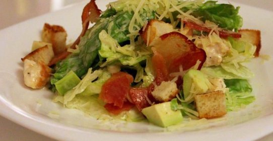 Салат Цезарь с беконом и авокадо