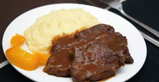 Тушеная говядина в томатном соусе