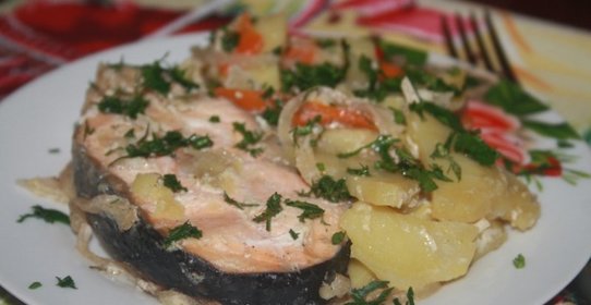 Лосось с овощами в горшочке