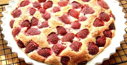 Пирог летний с клубникой