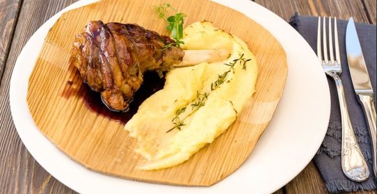 Баранья рулька с картофельным пюре, на пряной деревянной структуре под крымским порто