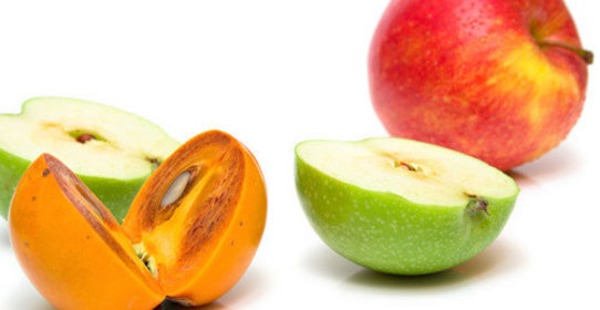 Салат из хурмы и яблок с орехами