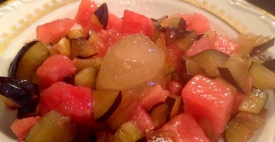 Фруктовый салат с арбузом и сливами