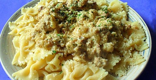 Фарфалле с рубленой свининой в сметанно - луковом соусе