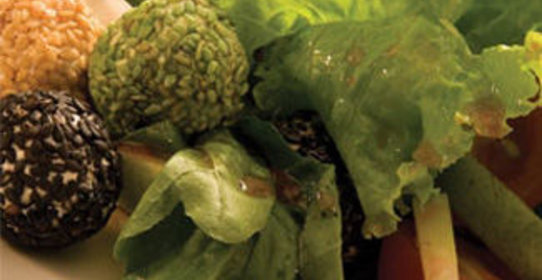 Салат с грушей и сырными шариками