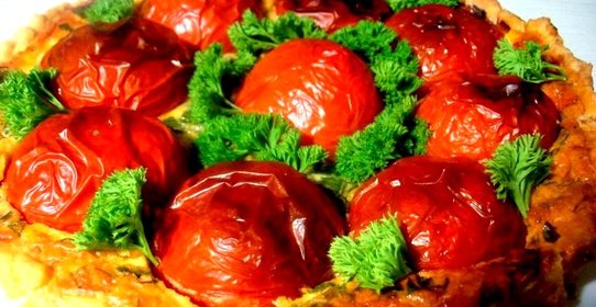 Заливной пирог с фаршированными помидорами