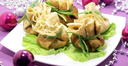 Шоколадный пудинг со взбитыми сливками и вишней