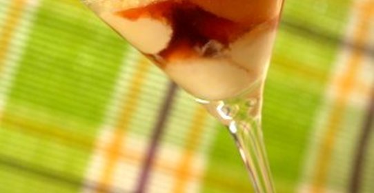 Салат из абрикосов, черешни и смородины со сгущенным молоком