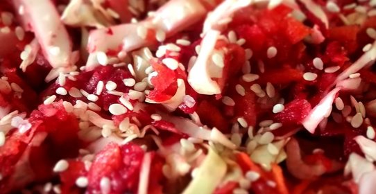 Салат из молодой капусты и свеклы с сельдереем