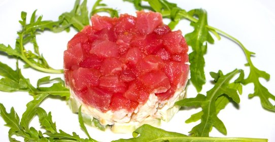 Тар-тар с тунцом и крабовым мясом