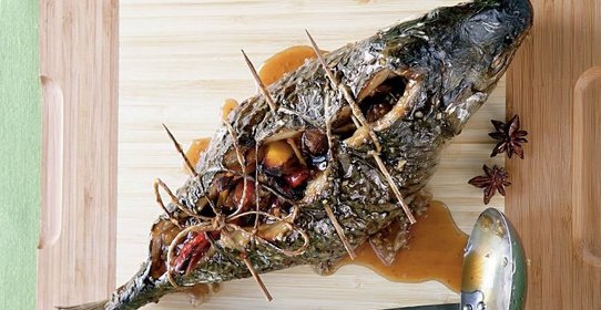 Карп, фаршированный овощами