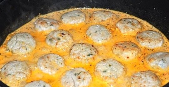 Тефтели куриные в сметанном соусе
