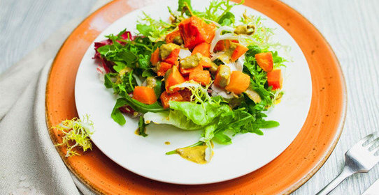 Зеленый салат с печеной тыквой, козьим сыром и заправкой из морепродуктов