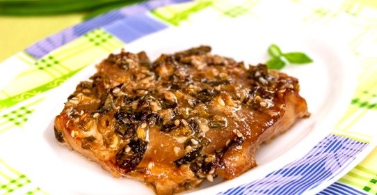 Свинина, маринованная в соевом соусе и зеленом луке