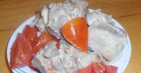 Cвинина, тушеная с помидорами