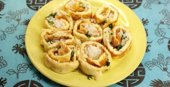 Яично-сырный рулет с рисом и овощами