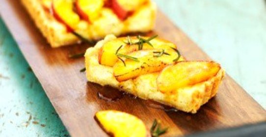 Пирог с козьим сыром, нектаринами и розмарином