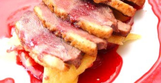 Утиные грудки в перце под черничным соусом