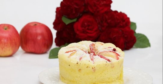 Пирог в кружке с яблоками