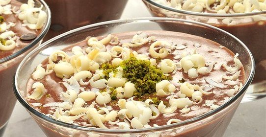 Шоколадный мусс с перцем чили, фисташками и коньяком