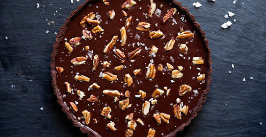 Шоколадный тарт с соленой карамелью и орехами пекан
