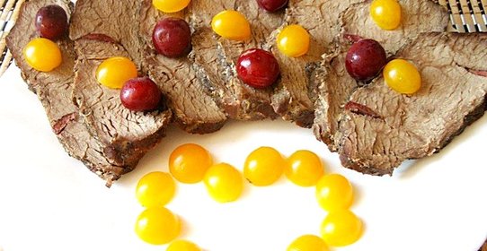 Мясо с вишнями и корицей