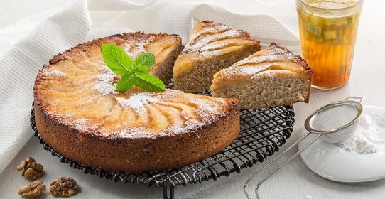 Пирог с айвой и орехами