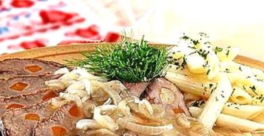 Мясо шпигованное тушеное